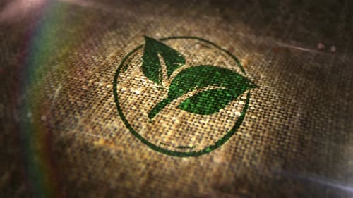 Sello con símbolo ecológico de hoja verde en saco de lino