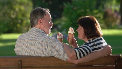 Helado para parejas mayores divirtiéndose al aire
