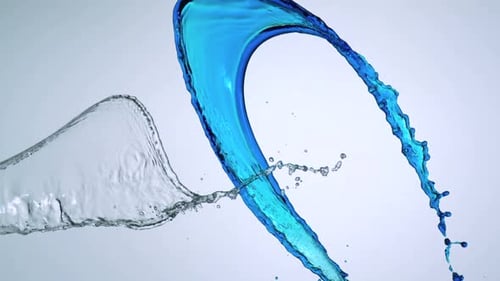 Blauer Wasserspritz, langsame Bewegungen