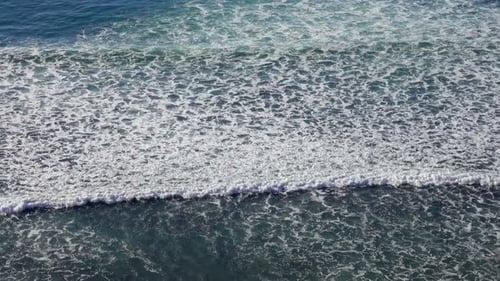 Landschaft mit großen Atlantikwellen am Strand von Marokko