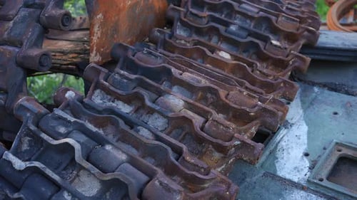 Nahaufnahme des abgebrannten zerstörten Panzers Caterpillar im Freien in der Ukraine