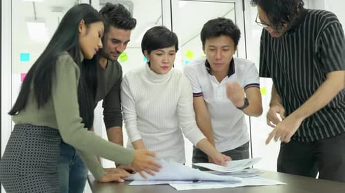 Pessoas de negócios fazendo um brainstorming