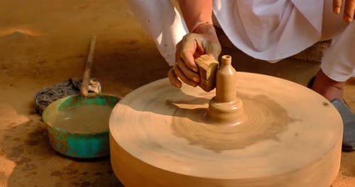Poterie : mains mouillées et habiles d'un potier façonnant l'argile sur Potter Wheel. Casserole, vase à lancer