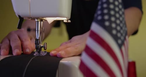 Couture sur mesure à côté d'un drapeau américain 30b