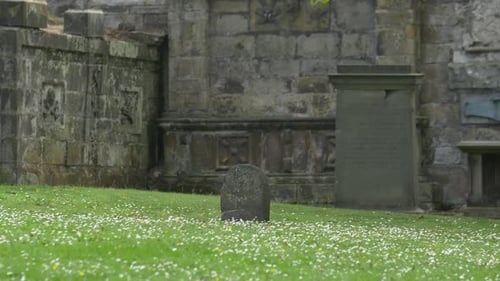 Kleiner Grabstein im grünen Gras