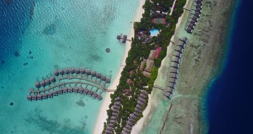 Breite Luftkopie-Weltraumaufnahme eines weißen Sandstrandes im Paradies und blauem Wasserhintergrund in hoher Auflösung