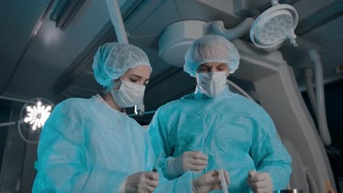 Cirurgiões profissionais se preparando para a cirurgia