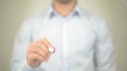 Marke, Geschäftsmann schreibt auf transparentem Bildschirm
