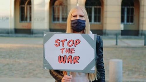 Junge Frau ruft dazu auf, den Krieg mit einem Dampfgarer zu beenden