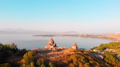 Historisches Kloster Sevanavank mit Seepanorama