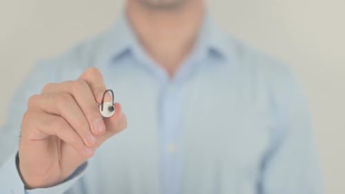 Arquivos, Homem escrevendo na tela transparente