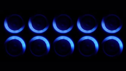 Eine Reihe moderner Soundlautsprecher, die von rotierenden Neonlichtern beleuchtet werden