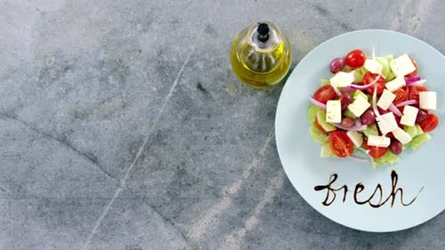 Salat mit Text im Teller