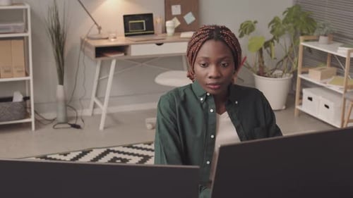 Programadora afroamericana trabajando en la oficina central