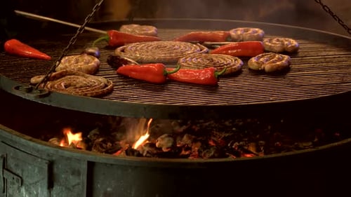 Essen kochen, Hand mit einer Zange.