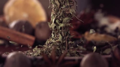 Herbe de thé vert et thym tombant sur le bois