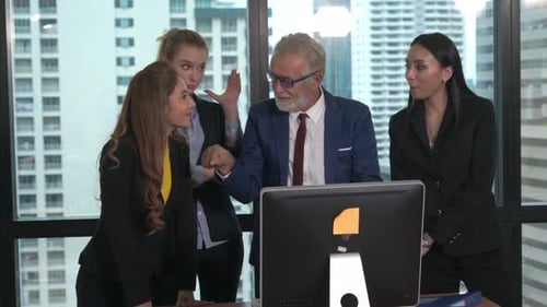 Geschäftsleute, die im Büro mit Desktop-Computern arbeiten