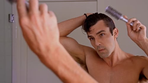 Homem atlético penteando o cabelo