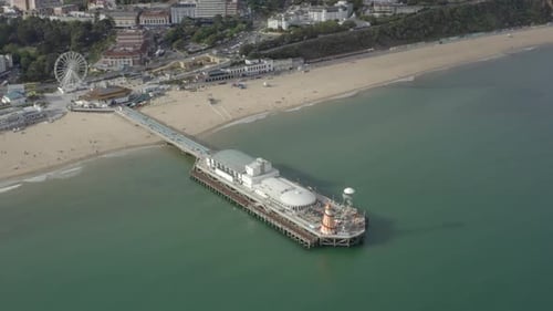 Slider erstellt Drohnenaufnahme von Bournemouth Pier und Strand