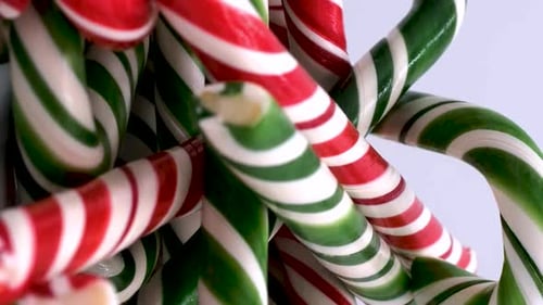 Vídeo de orientación vertical: caramelos navideños con bastones de caramelo