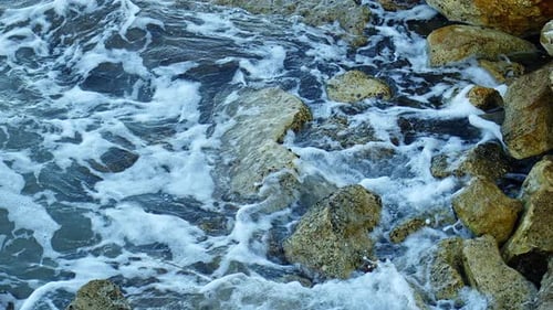 Rocas y olas marinas salvajes 5