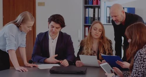Des collègues discutent de la stratégie en réunion au bureau