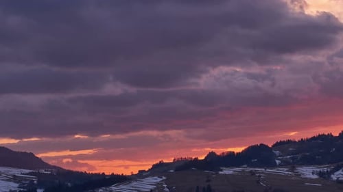 Schöne Dämmerung bei Sonnenuntergang, rote Höllenwolken, feuriger Himmel, von hell bis dunkel,