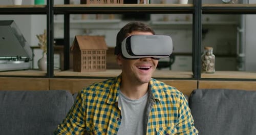Un jeune homme aime porter un casque de réalité virtuelle