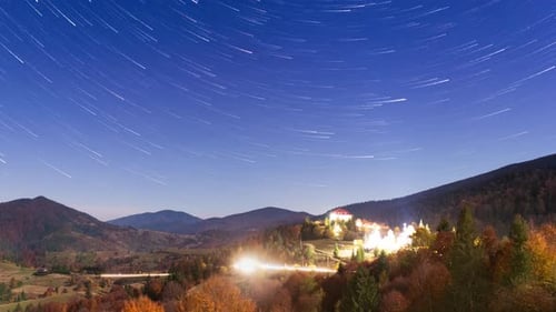 Timelapse de los senderos de estrellas en movimiento en el cielo nocturno