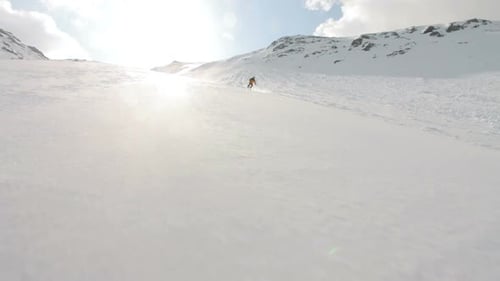 Skifahrer beim Skifahren abseits der Piste im Sonnenlicht