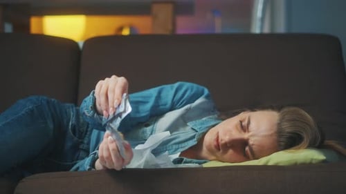Une femme en mauvaise santé qui ne se sent pas bien prend