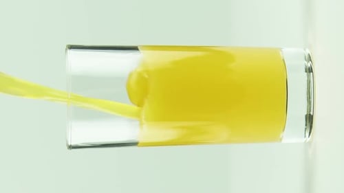 Vertikaler Videosaft, der in Glas gießt, isoliert auf weißem Hintergrund