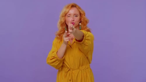 Mädchen zeigt mit Fingerpistole herum Geste Sieht selbstbewusst aus Wahl treffen Schießen Töten