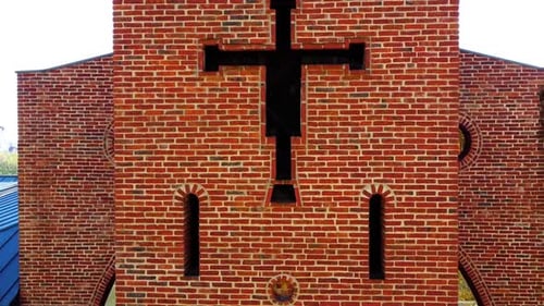 Drohnenaufnahme eines über die katholische Kirche fliegenden Fluges.