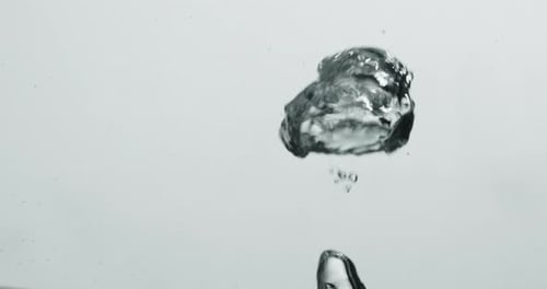 Steigende abstrakte geformte Blasen bewegen sich im Wasser