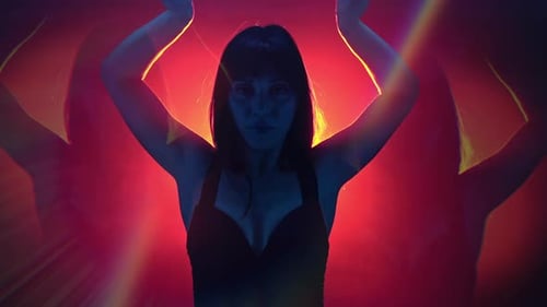 Porträt einer verführerischen Frau im sexy Outfit bewegt sich plastisch ihre Arme im Studio