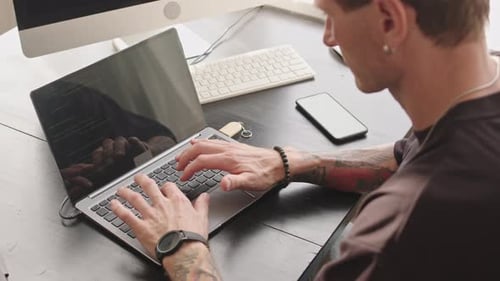 Homem que trabalha com código de programa no laptop
