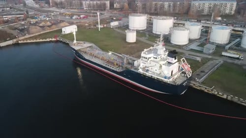 Almacén de barcos y gasolina