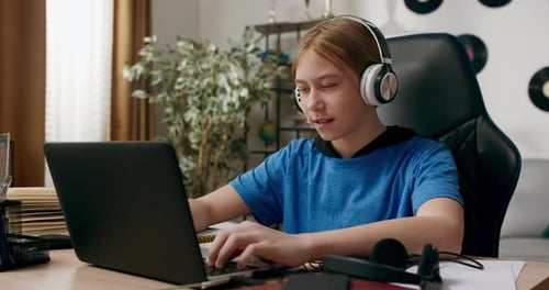 Adolescente usa mensajes de texto de computadora portátil Los amigos escuchan música en los juegos de auriculares inalámbricos son más importantes que