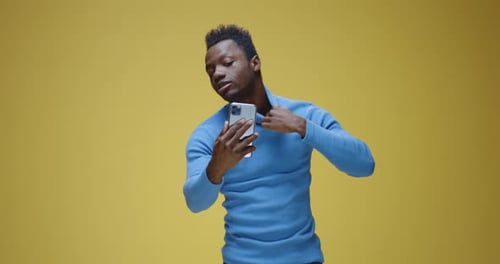 Junger Mann Video-Chats am Telefon