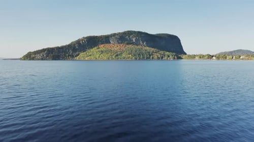 Drohnenaufnahmen der kristallklaren bläulichen Wasseroberfläche im Bergteich