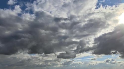 Incrível lapso de tempo de voo suave através de lindas nuvens espessas e fofas