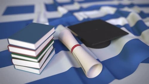 Casquette de fin d'études et diplôme sur le drapeau grec