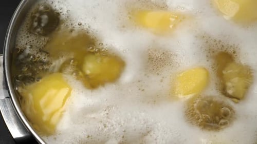 Kartoffeln in Wasser in einem Topf kochen