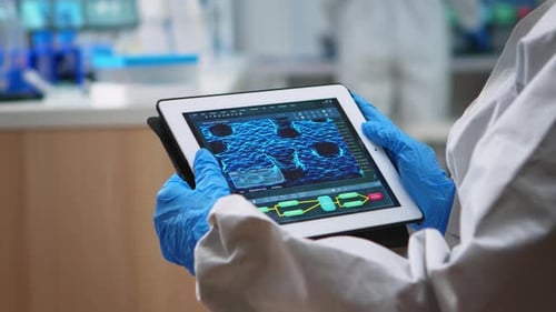 Rückansicht Arztschutzanzug zur Analyse der Virusentwicklung