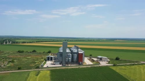 Moderne Getreidesilos auf dem Feld des Goldenen Weizens 15
