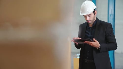 Werksleiter verwendet Tablet-Computer im Lager oder in der Fabrik