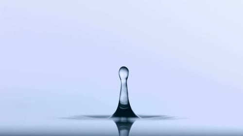 Zeitlupen-Tropfen trifft auf Wasser