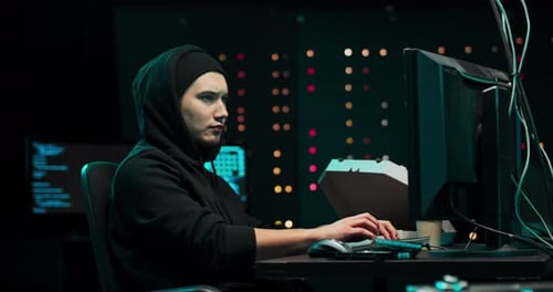 Retrato de um hacker vestindo um moletom tenta invadir um sistema de segurança para roubar ou