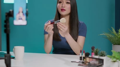 Influenciador de belleza filmando revisión de pinceles de maquillaje